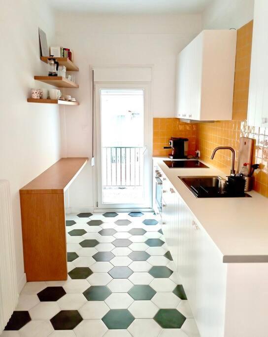 Stylish City Flat Near Promenade Tesalonika Bagian luar foto